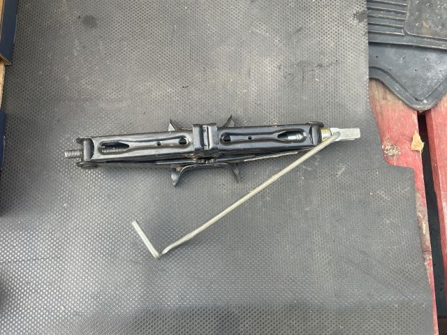 bontott DACIA SANDERO Emelő