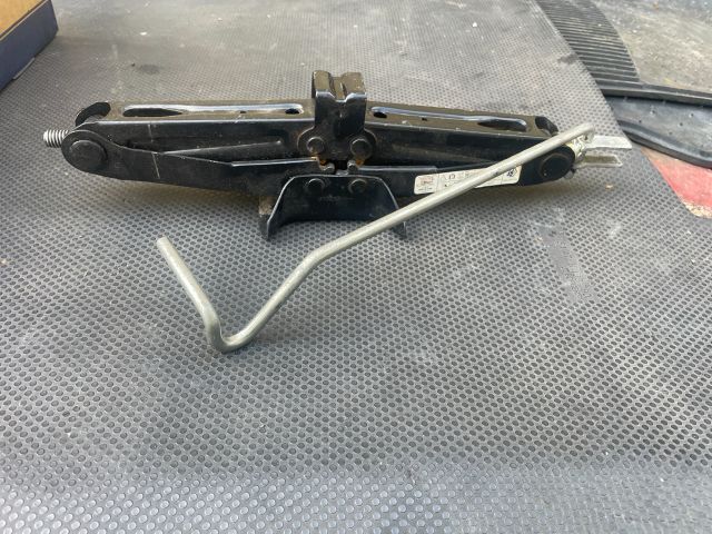 bontott DACIA SANDERO Emelő