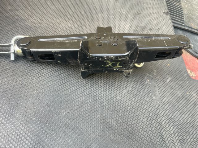 bontott DACIA SANDERO Emelő