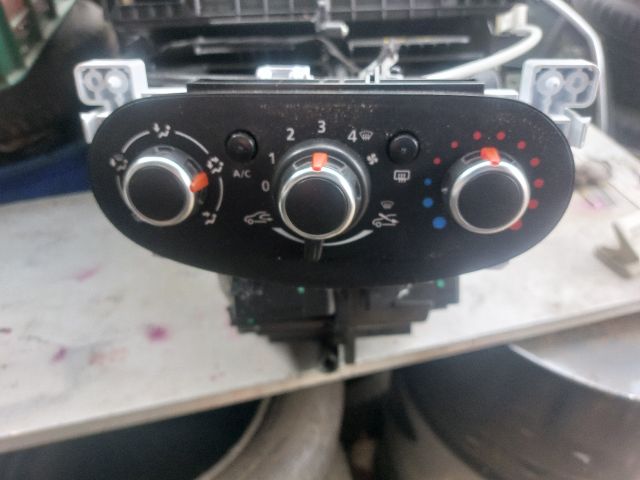 bontott DACIA SANDERO Fűtés Box