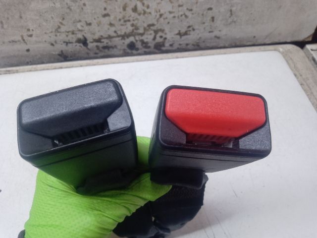 bontott DACIA SANDERO Hátsó középső Biztonsági Öv Csat