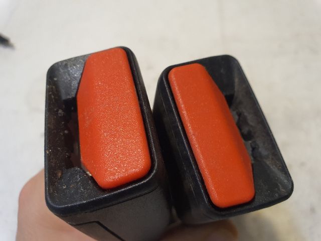 bontott DACIA SANDERO Hátsó középső Biztonsági Öv Csat