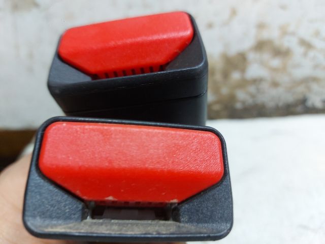 bontott DACIA SANDERO Hátsó középső Biztonsági Öv Csat