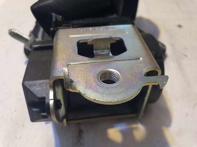 bontott DACIA SANDERO Hátsó középső Biztonsági Öv