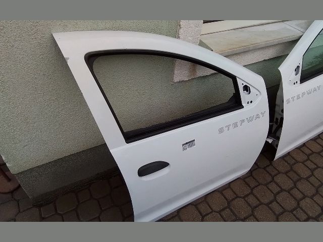 bontott DACIA SANDERO Jobb első Ajtó (Részeivel)