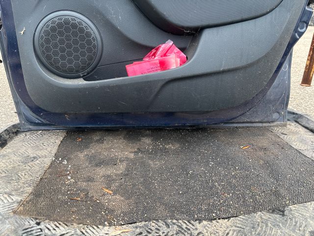 bontott DACIA SANDERO Jobb első Ajtó (Részeivel)