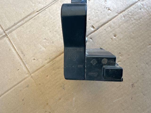 bontott DACIA SANDERO Jobb első Ajtózár