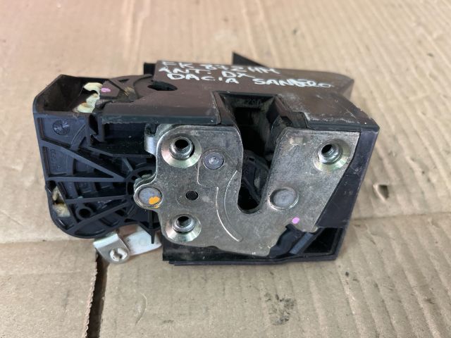 bontott DACIA SANDERO Jobb első Ajtózár