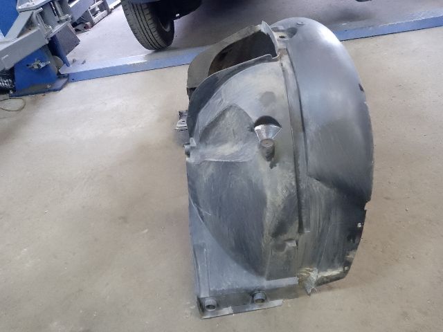 bontott DACIA SANDERO Jobb első Dobbetét (Kerékjárati, Műanyag)