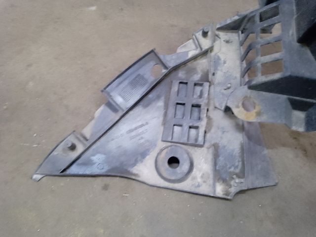 bontott DACIA SANDERO Jobb első Dobbetét (Kerékjárati, Műanyag)