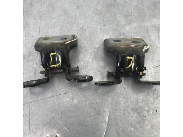 bontott DACIA SANDERO Jobb első Zsanér