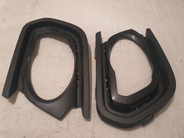 bontott DACIA SANDERO Jobb Ködfényszóró Lámpakeret