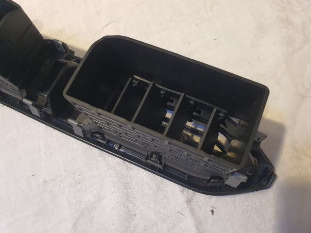 bontott DACIA SANDERO Középső Szellőző