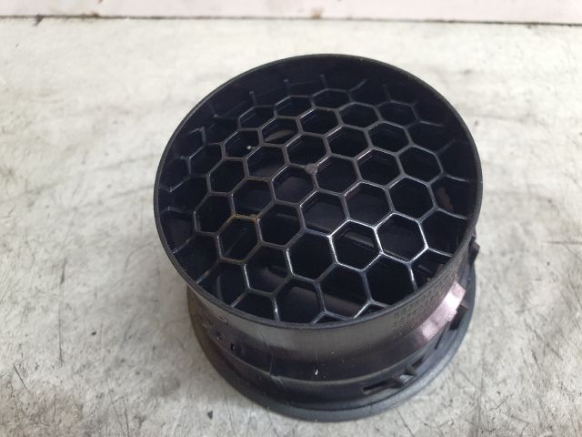 bontott DACIA SANDERO Középső Szellőző