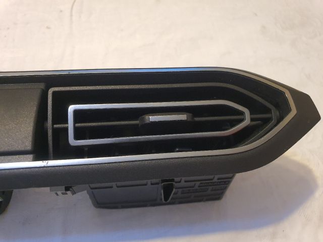 bontott DACIA SANDERO Középső Szellőző