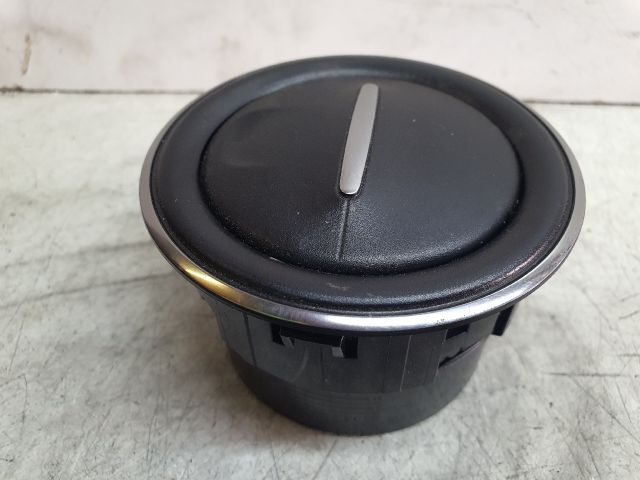 bontott DACIA SANDERO Középső Szellőző