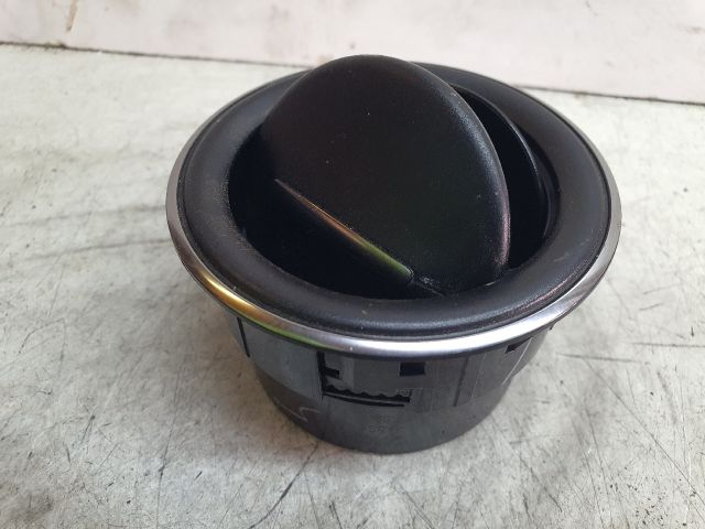 bontott DACIA SANDERO Középső Szellőző