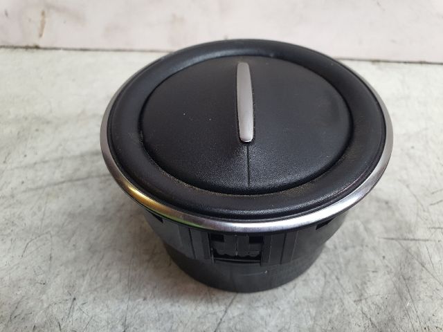 bontott DACIA SANDERO Középső Szellőző