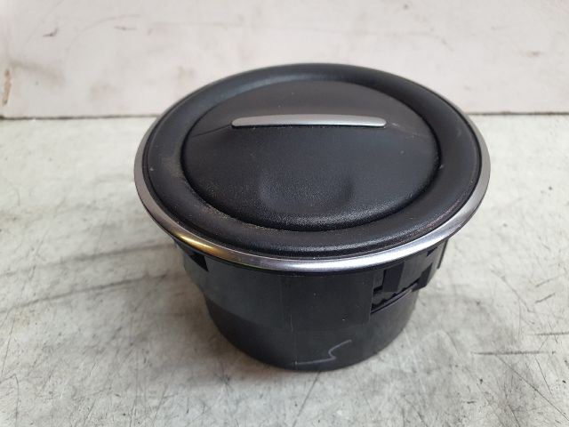 bontott DACIA SANDERO Középső Szellőző