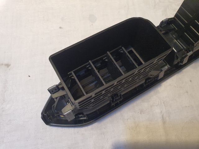 bontott DACIA SANDERO Középső Szellőző