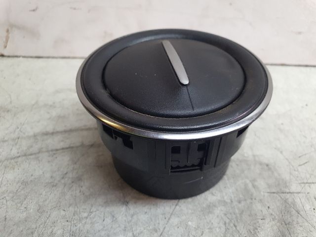 bontott DACIA SANDERO Középső Szellőző