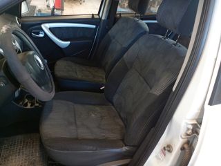 bontott DACIA SANDERO Motorháztető Nyitó Kar / Gomb