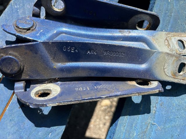 bontott DACIA SANDERO Motorháztető Zsanér Pár