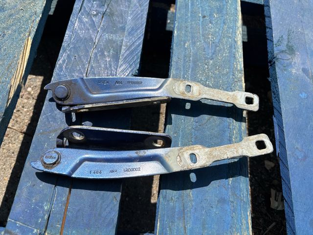 bontott DACIA SANDERO Motorháztető Zsanér Pár