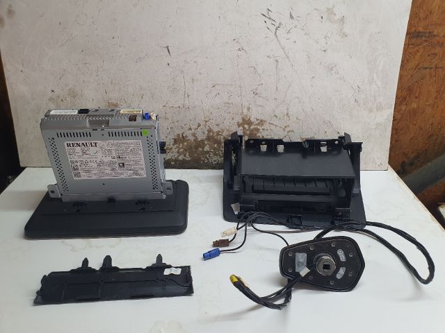 bontott DACIA SANDERO Navigációs Fejegység