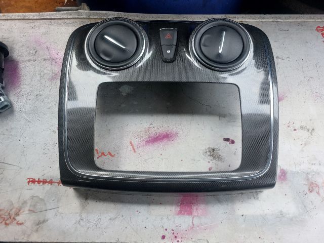 bontott DACIA SANDERO Rádió / CD Keret