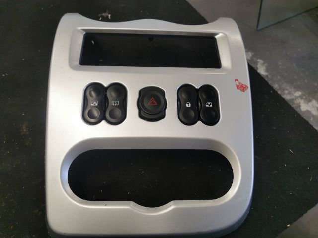 bontott DACIA SANDERO Rádió / CD Keret