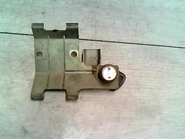 bontott DAEWOO FSO Jobb első Zárbetét