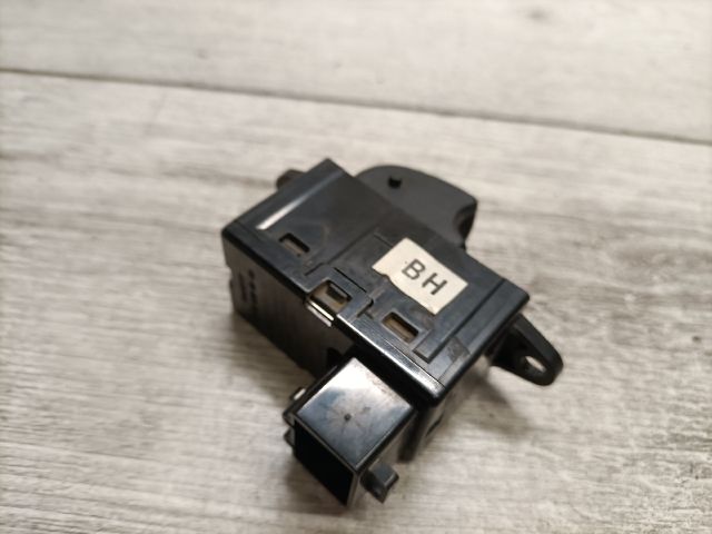 bontott DAEWOO TACUMA Jobb hátsó Ablakemelő Kapcsoló