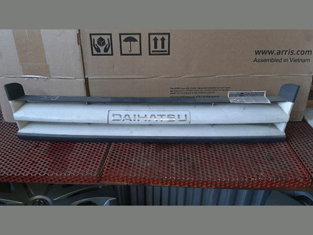 bontott DAIHATSU CHARADE Hűtőrács