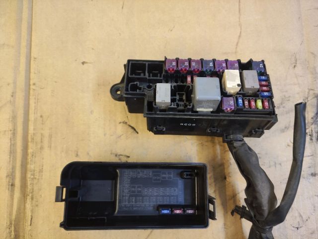 bontott DAIHATSU MATERIA Biztosítéktábla Motortér