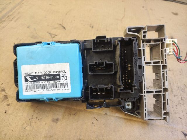 bontott DAIHATSU MATERIA Biztosítéktábla Utastér