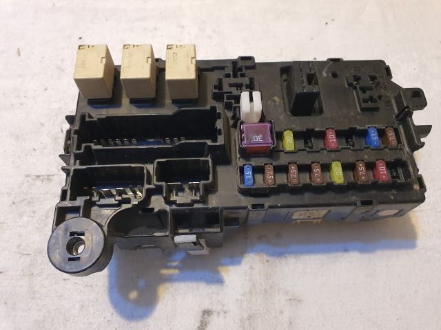 bontott DAIHATSU SIRION Biztosítéktábla Utastér