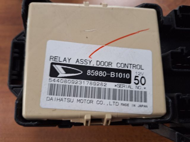 bontott DAIHATSU SIRION Biztosítéktábla Utastér