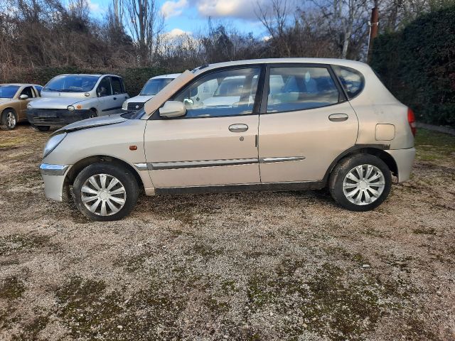 bontott DAIHATSU SIRION Jobb első Lökhárító Díszléc