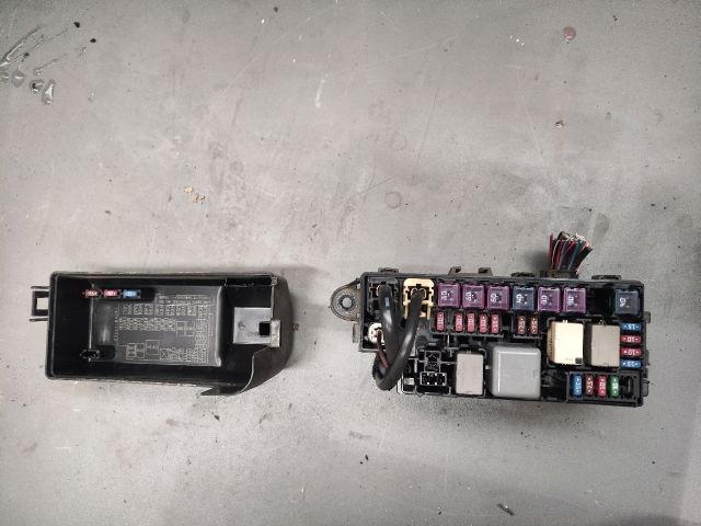 bontott DAIHATSU TERIOS Biztosítéktábla Motortér