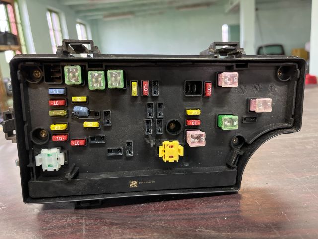 bontott DODGE CALIBER Biztosítéktábla Utastér