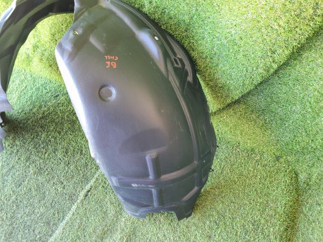 bontott DODGE CHALLENGER Bal első Dobbetét (Kerékjárati, Műanyag)