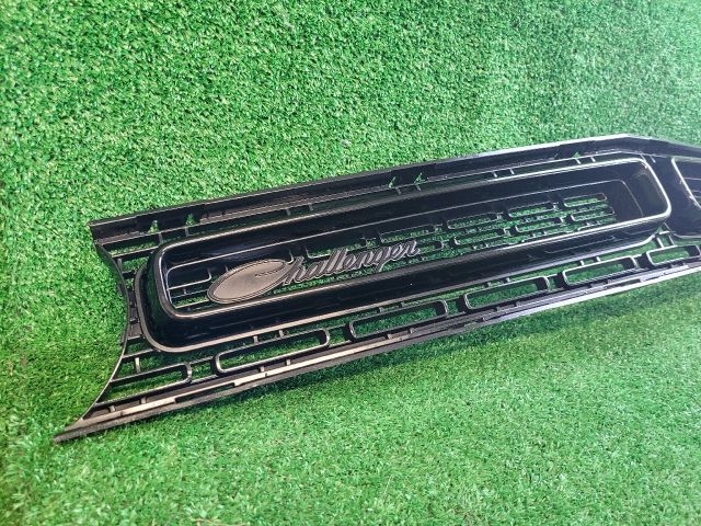 bontott DODGE CHALLENGER Hűtőrács