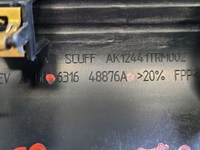 bontott DODGE CHALLENGER Jobb első Belső Küszöb Burkolat