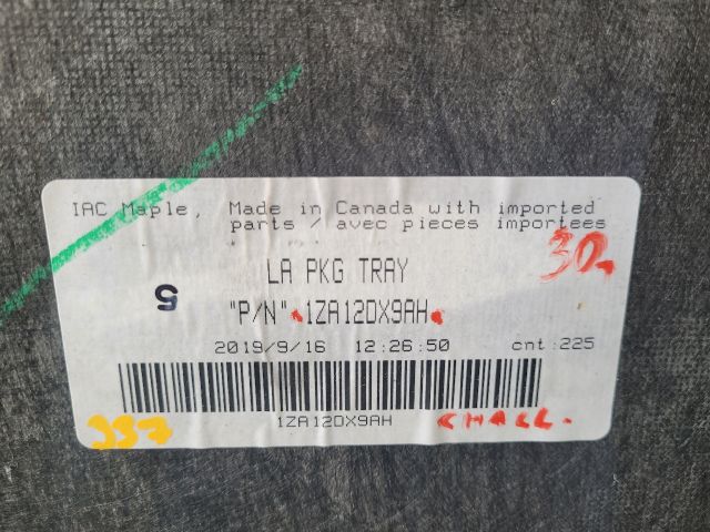 bontott DODGE CHALLENGER Jobb hátsó Csomagtér Burkolat (Műanyag)