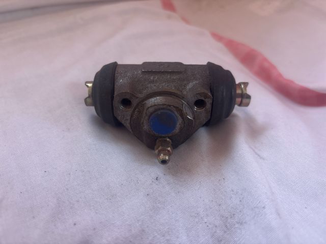 bontott FIAT 126 Jobb első Féknyereg Munkahengerrel