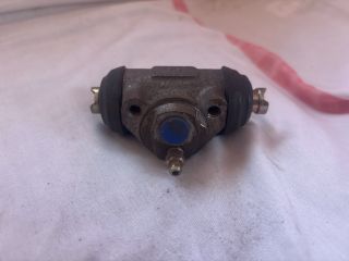 bontott FIAT 126 Jobb első Féknyereg Munkahengerrel