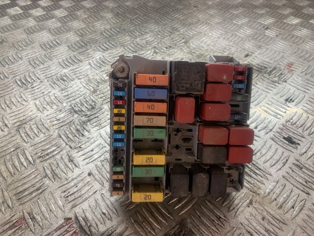 bontott FIAT 500 Biztosítéktábla Motortér