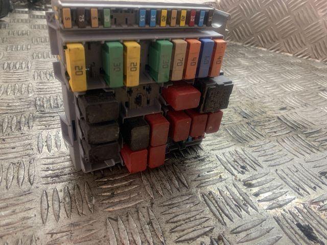 bontott FIAT 500 Biztosítéktábla Motortér