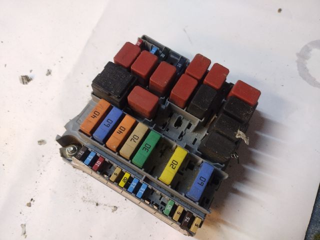 bontott FIAT 500 Biztosítéktábla Motortér